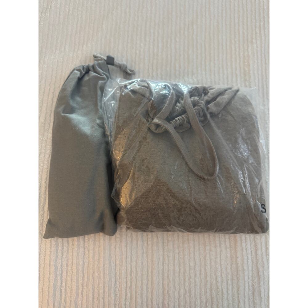 JAL Japan Airlines First Class Pajamas & Slippers Lounge Set Gray Size S NEW NIP